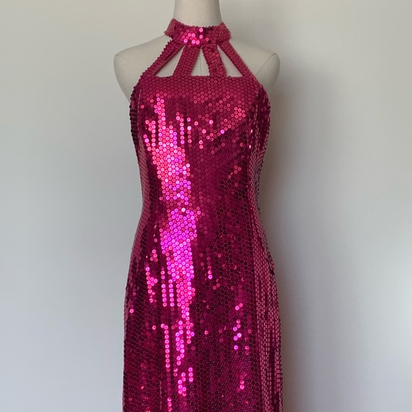 Fuchsia Sequined Body Hugging Gown - Picture 7 of 8